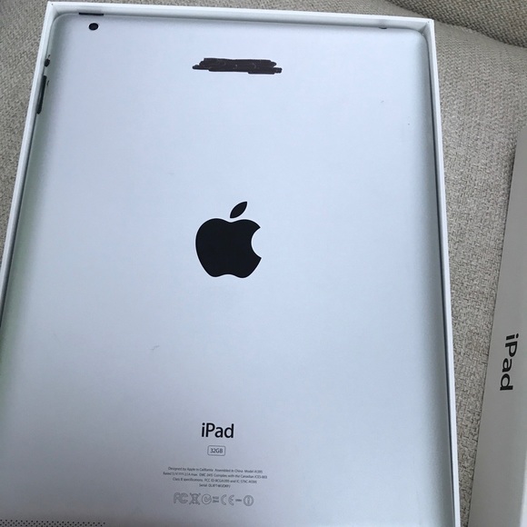 Apple iPad 2 32GB, A1395, Wi-Fi, 9.7in (PC980LL/A) - White - Picture 4 of 5